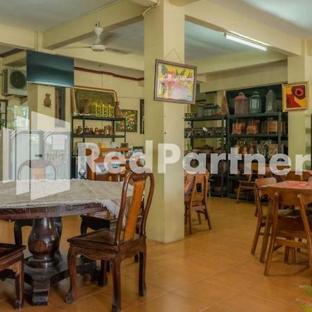 Vandhela Homestay Syariah Mitra Reddoorz Сурабая Экстерьер фото
