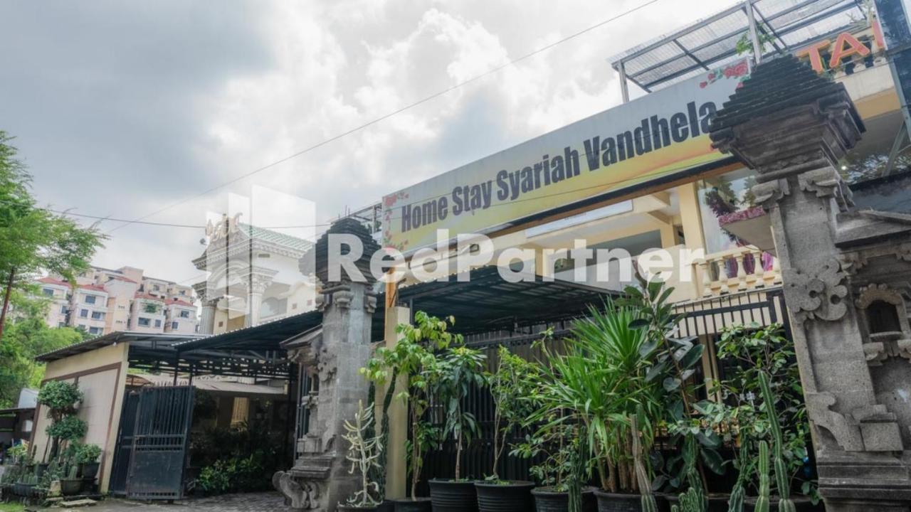 Vandhela Homestay Syariah Mitra Reddoorz Сурабая Экстерьер фото